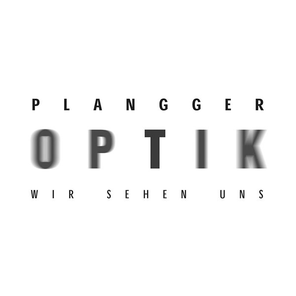 Text-Logo: PLANGGER OPTIK WIR SEHEN UNS mit verschwommenen Buchstaben in OPTIK.