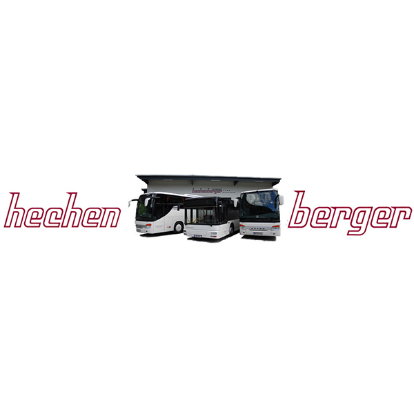 Drei Busse parken unter einem Unterstand mit der Aufschrift hechen berger auf beiden Seiten.