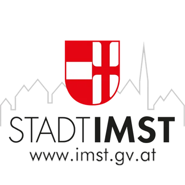 Rotes und weißes Schild, Stadtsilhouette und Text: STADT IMST www.imst.gv.at.
